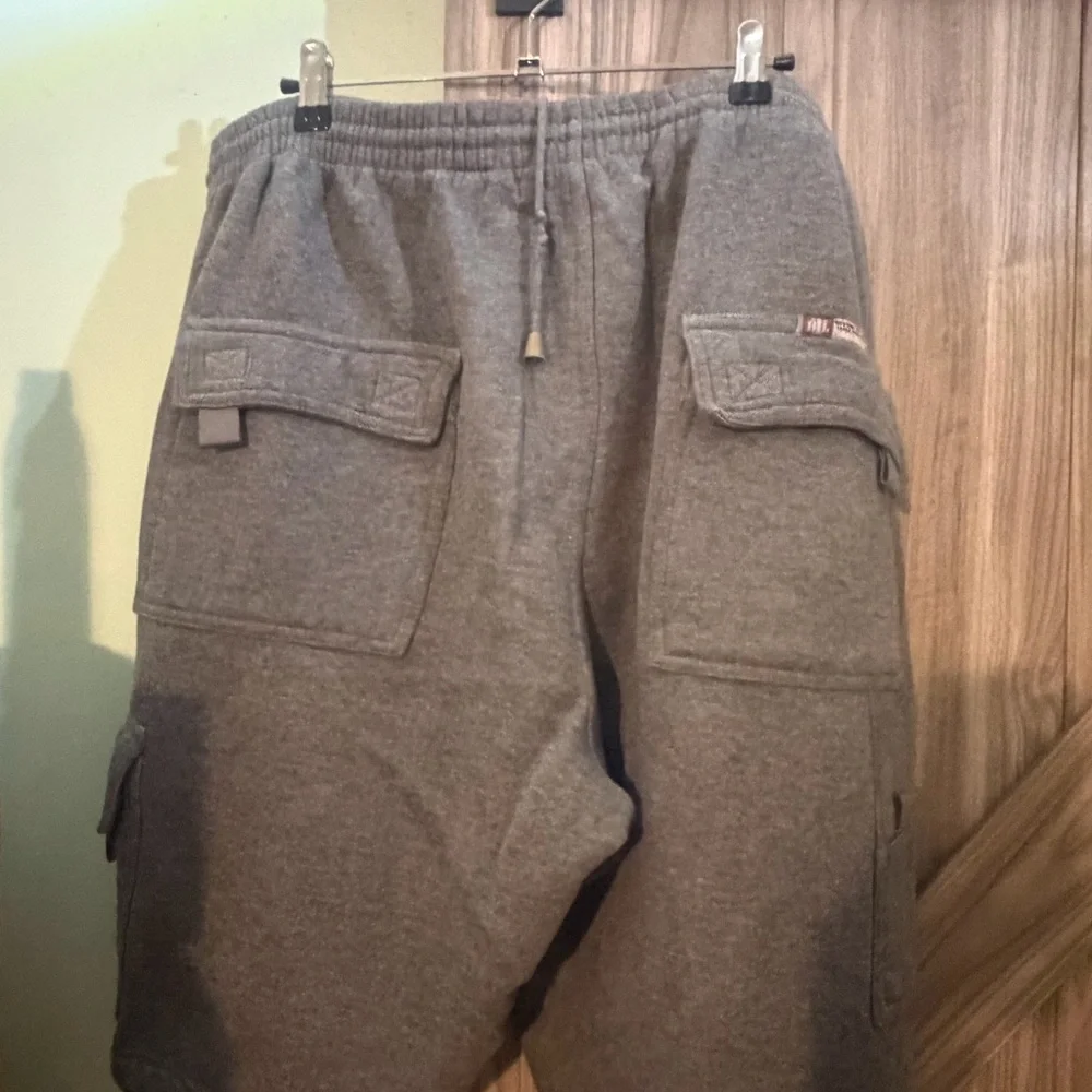 Men’s Gray Fleece Cargo Sweatpants - Picture 2 of 4